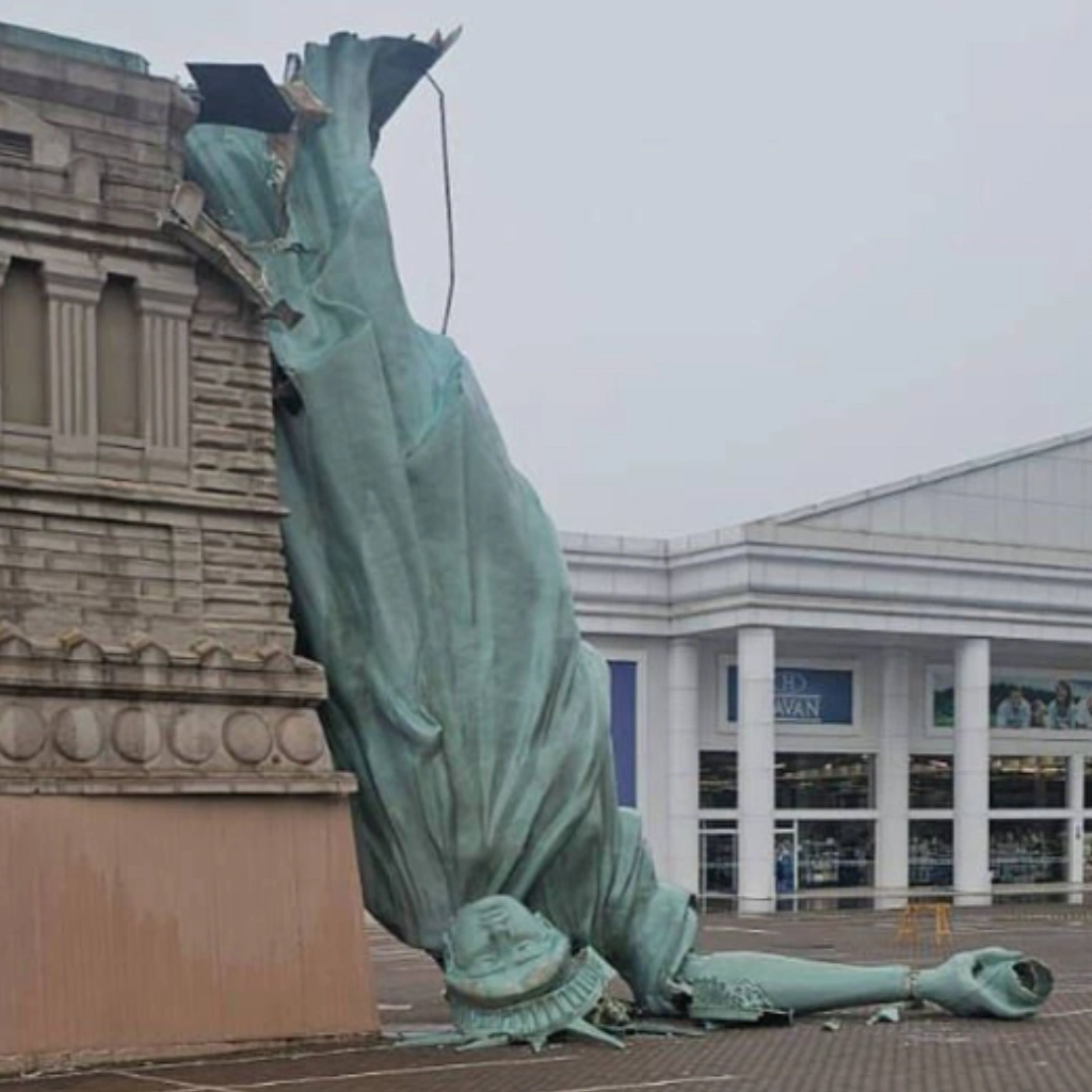 Brazil Statue of Liberty Fall down