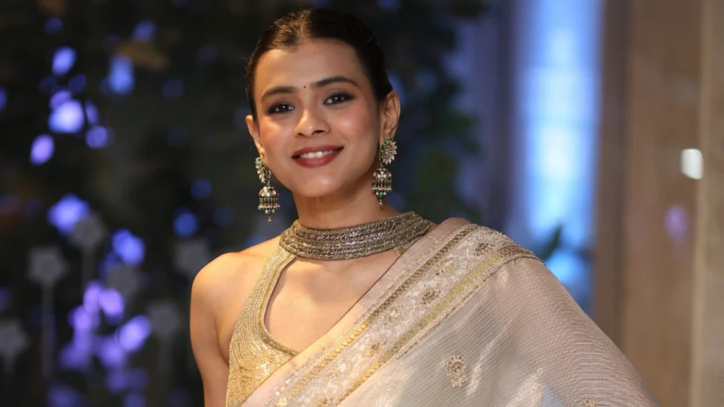 Hebah Patel in Silk Saree HD Photo