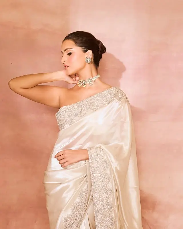 tara sutaria saree photo