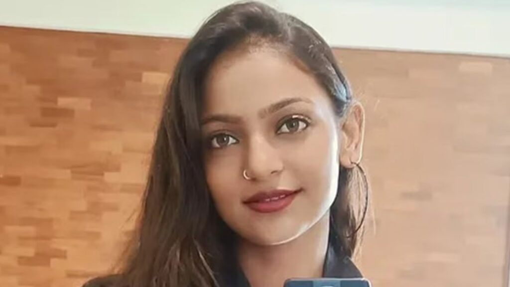 Kumbh Mela Viral Girl Monalisa Bhosle