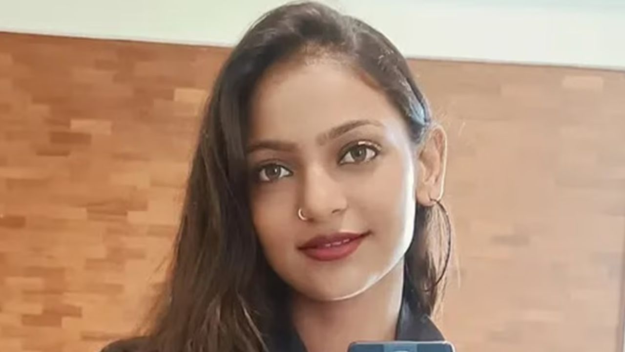 Kumbh Mela Viral Girl Monalisa Bhosle